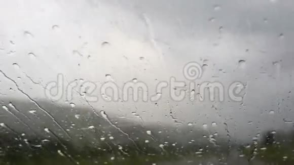 落在汽车的挡风玻璃上汽车在山上行驶视频的预览图