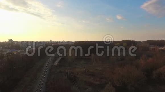 森林中火车穿越铁路的鸟瞰图视频的预览图
