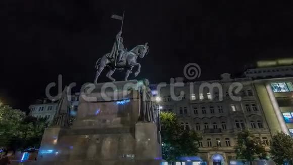 圣温塞拉斯雕像夜间延时超移捷克共和国布拉格新城坐落在韦斯拉斯广场视频的预览图