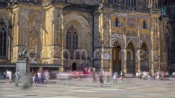 布拉格圣维特大教堂的宫廷时光流逝周围环绕着游客视频的预览图