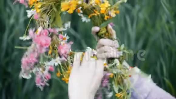斯拉夫女孩做花环异教仪式异教主义视频的预览图