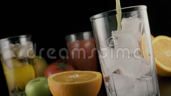 橙汁倒在一个杯子里杯底是冰块慢动作视频的预览图