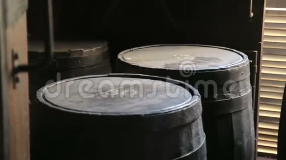 古巴拉哈巴纳朗姆酒厂的旧酒桶视频的预览图