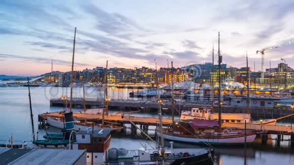 挪威黄昏时分奥斯陆市奥斯陆港口船只和游艇的延时录像视频的预览图