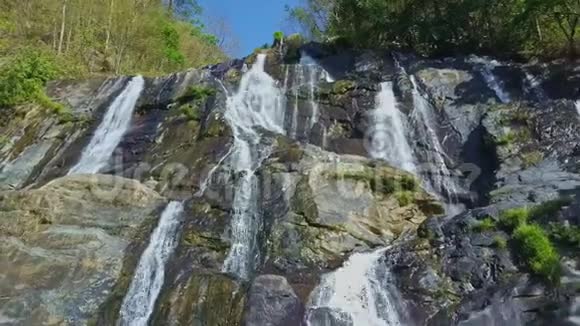 热带森林中的近距离全景瀑布视频的预览图