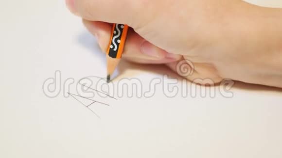 儿童在一张纸上书写字母表的第一个字母的录像视频的预览图