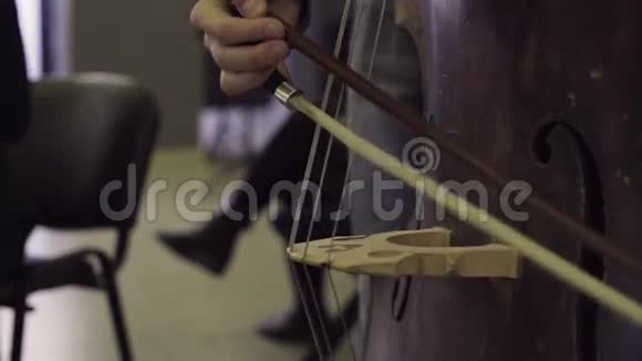 音乐家演奏控制经典音乐视频的预览图