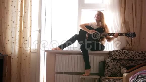在家弹吉他的年轻少女视频的预览图