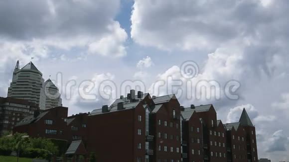 城市里有云的天空视频的预览图