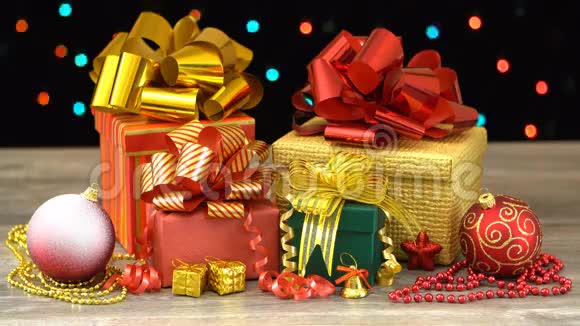 美丽的圣诞礼品盒和装饰品以及五颜六色的闪光花环可循环使用00196视频的预览图
