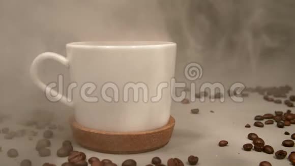 烟吹在咖啡的白色杯子上视频的预览图
