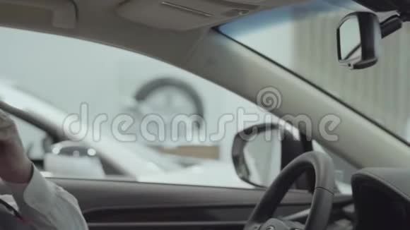 肖像画吸引人的成功胡须男坐在车里检查从车里买的新车视频的预览图