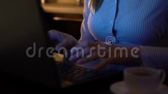 美丽迷人工作过度压力很大的女商人晚上在笔记本电脑上工作晚上厨房视频的预览图