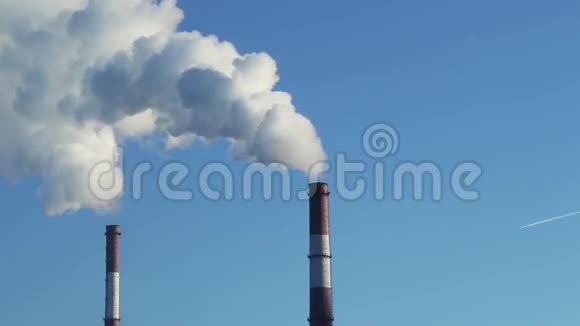 蓝色天空中的工业烟雾视频的预览图