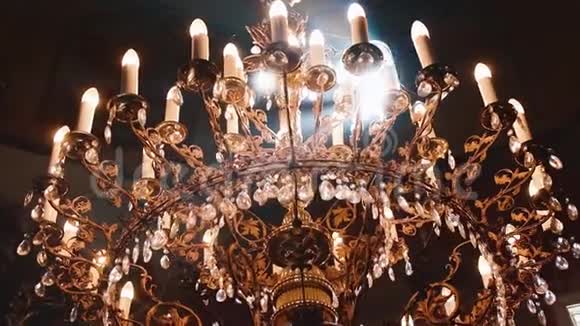 东正教基督教教堂一束束光照射在吊在顶部的蜡烛上的老式吊灯上视频的预览图