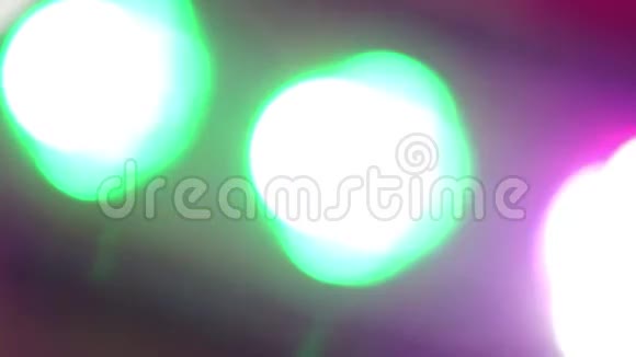 音乐会上五颜六色的灯光视频的预览图
