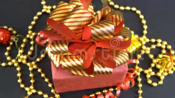 美丽的圣诞礼盒和装饰在黑色背景上旋转可循环使用00216视频的预览图