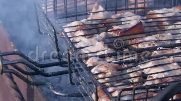 露天烧烤多汁的肉在烤架上热煤和烟雾4K视频的预览图