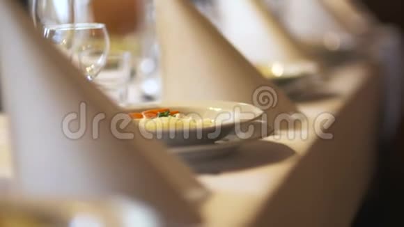 精美装饰的餐桌浪漫的晚餐视频的预览图