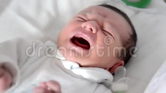 刚出生的小男孩在哭视频的预览图