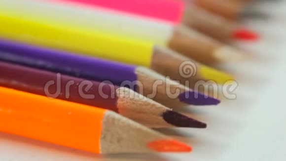 白色桌子上的彩色铅笔视频的预览图