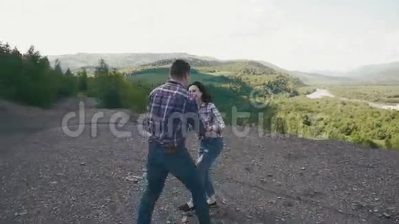 希普斯特夫妇穿着格子衬衫一起享受夏天的乐趣有山景的山地乡村视频的预览图