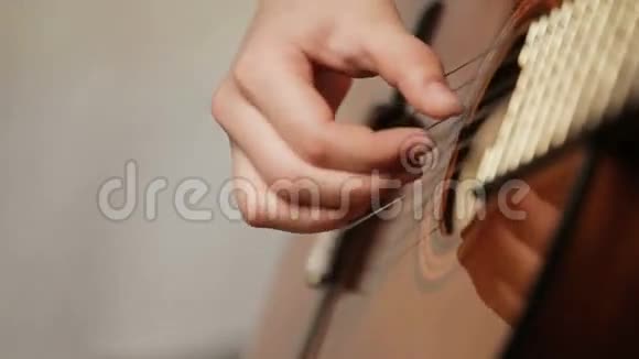 女人的手在弹声吉他视频的预览图