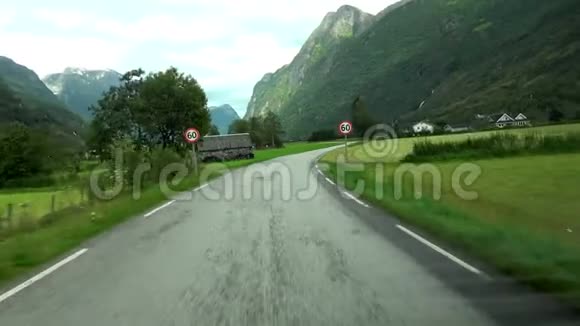 在Fv724上驱车前往挪威的Briksdalsbreen视频的预览图