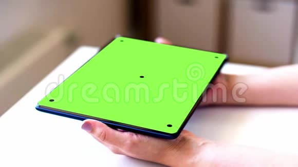 平板电脑上带有色度键绿色屏幕的手视频的预览图