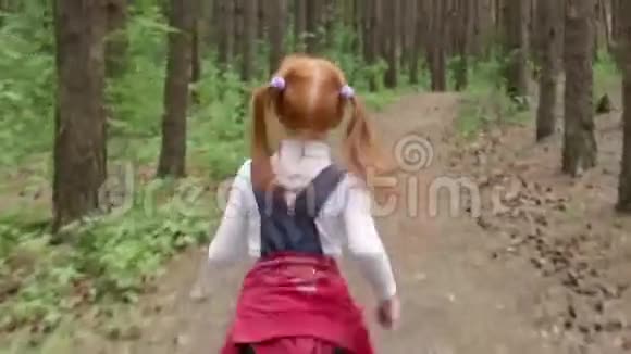 小女孩跑过树林视频的预览图