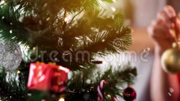装饰圣诞树的老妇人视频的预览图