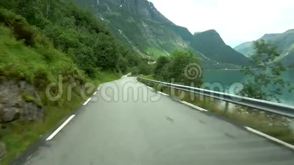 在Fv724上驱车前往挪威的Briksdalsbreen视频的预览图
