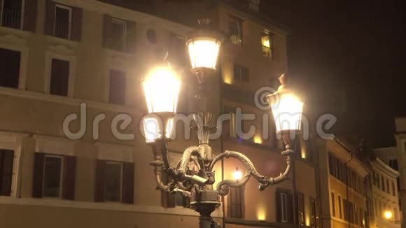 罗马历史街区的路灯视频的预览图