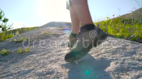穿着旅游靴的女人的腿特写徒步旅行视频的预览图