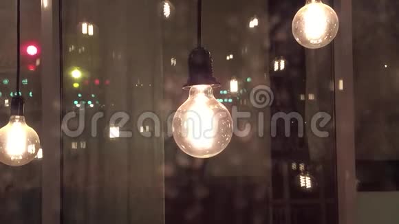 白炽灯思想科学思想灯丝家中夜晚的复古灯装饰视频的预览图