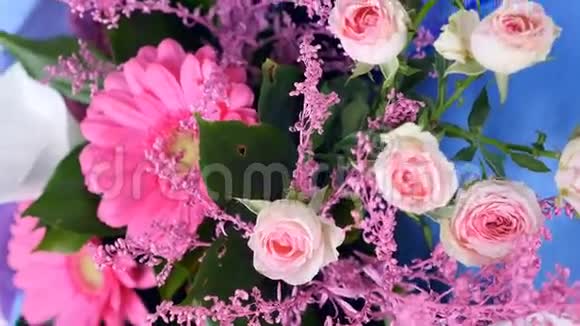 特写从上面看花花束在白色背景上旋转花组成包括粉红色非洲菊视频的预览图