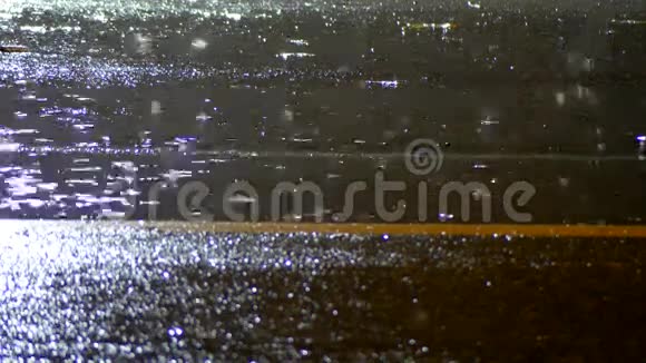 秋天在城市街道上下大雨视频的预览图