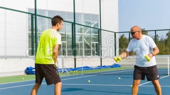 教练或教师在室外球场打网球职业体育运动员培训视频的预览图