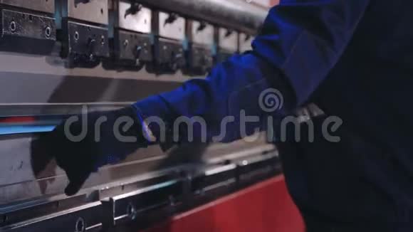工人在工厂里用现代弯曲工业机器弯曲金属板数控视频的预览图