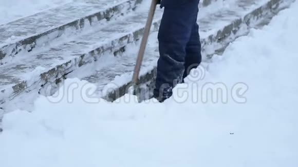 工人们在冬天从道路上扫雪在暴风雪中清扫道路视频的预览图