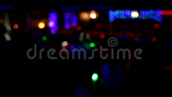 人们在夜总会里跳舞玩得开心在模糊的背景下放松在舞池中央美丽模糊的灯光视频的预览图