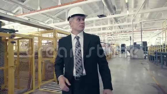 商人穿过工厂的车间视频的预览图