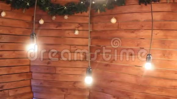 滑动摄像机在木制背景上用球和金属丝燃烧灯视频的预览图