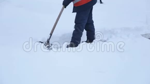 工人们在冬天从道路上扫雪在暴风雪中清扫道路视频的预览图