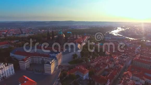 提供布拉格城和布拉格城堡的空中景观飞越城市上空俯瞰美景视频的预览图