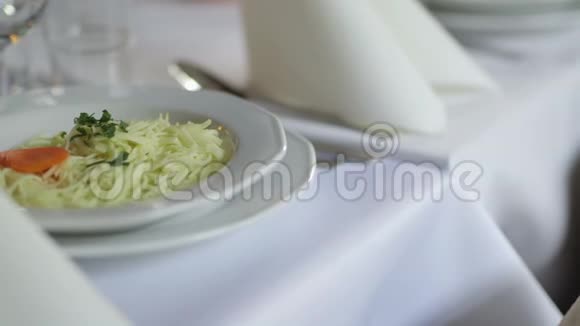 精美装饰的餐桌浪漫的晚餐视频的预览图