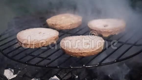 牛肉汉堡在烧烤上做饭视频的预览图