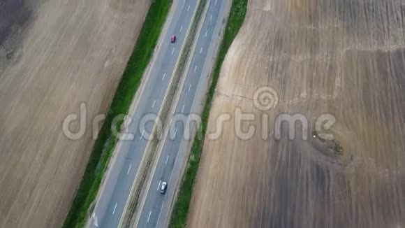 交通道路的鸟瞰图汽车在高速公路上行驶穿过美丽的乡村田野视频的预览图