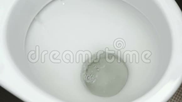 水被冲进白色的厕所视频的预览图