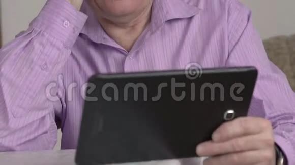 这位老人使用平板电脑特写镜头视频的预览图